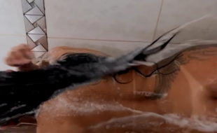 Alessandra Marques Pelada no Banho Mostrando o Bundão
